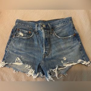levi shorts size 26